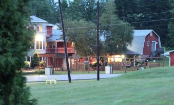 Red Barn Village B&B - Housity