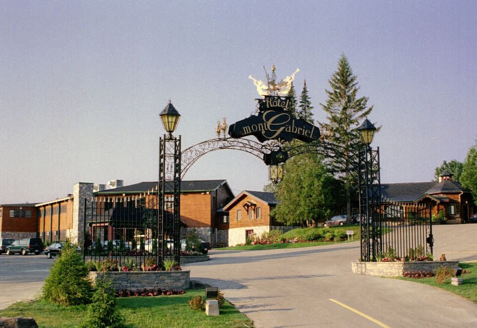 "a large gate with a sign that reads "" grand canyon "" is shown in front of a building" at Hotel & Spa Mont Gabriel