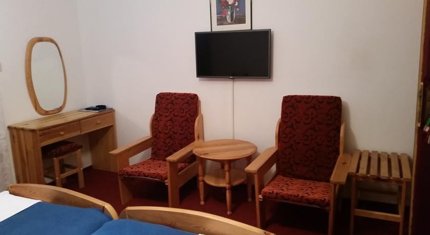 带阳台和公园景色的双人间