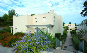 Comfort Aparthotel Six-Fours - Housity