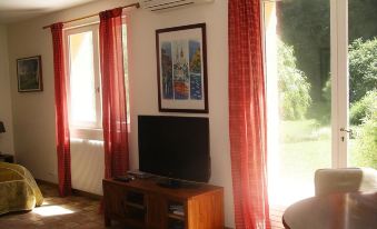 Studio in Cagnes-Sur-Mer, with Pool Access, Enclosed Garden and Wifi -