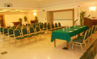 Ambassador Palace Hotel - Housity