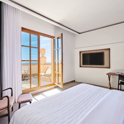 Grand Deluxe King Room Le Meridien Ra Beach Hotel and Spa Promo Code