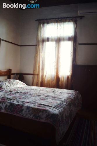 带邻门私人浴室的双人房