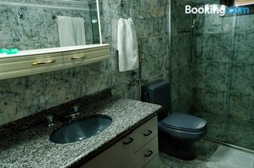 带山景的双人间