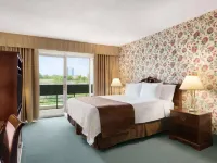 Travelodge by Wyndham Niagara Falls Fallsview
