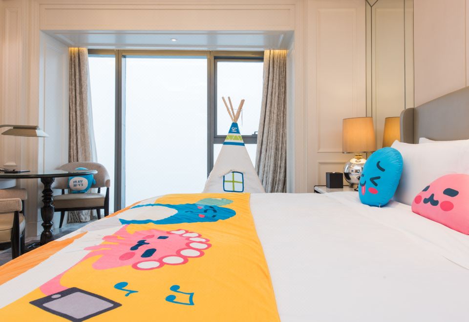 the Langham HaikouPlayful Family Theme Sea-view Room