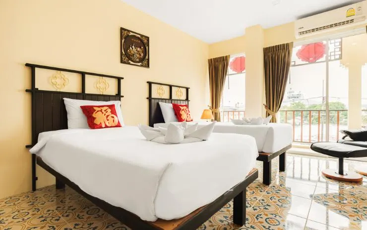 ห้องดีลักซ์ เตียงแฝด มีระเบียง มีหน้าต่าง