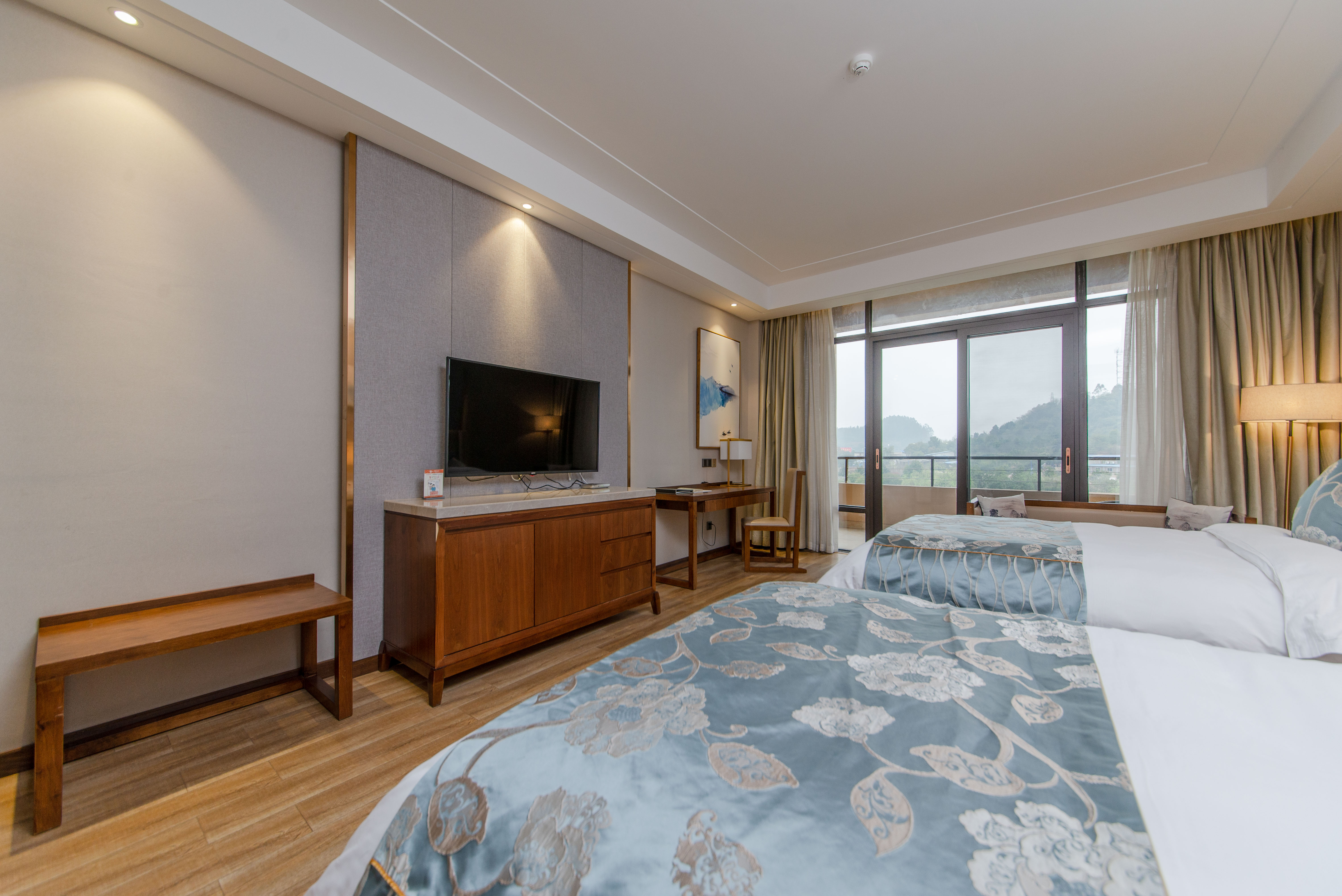 豪华双人湖景房（酒店提供洗衣房）
