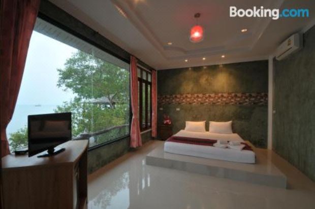 带阳台和海景的豪华双人房