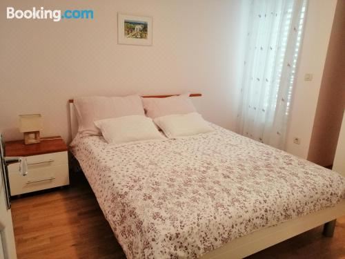 带露台的双卧室海景公寓