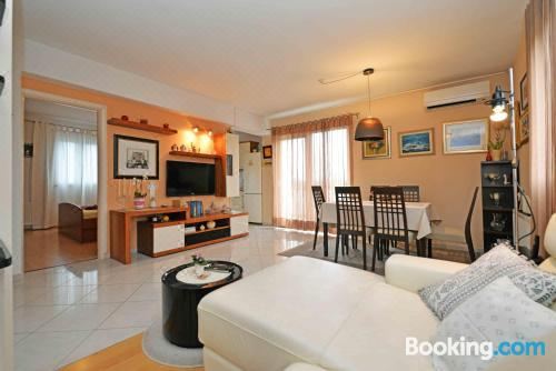 带阳台和海景的两卧室公寓