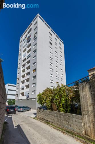 带阳台的两卧室公寓