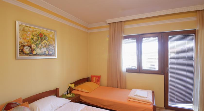 带阳台的三人房