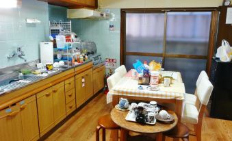Takama Guest House - Hostel