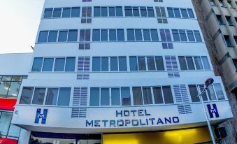"a large white hotel building with a sign that says "" hotel metropolitano "" in spanish" at Hotel Metropolitano