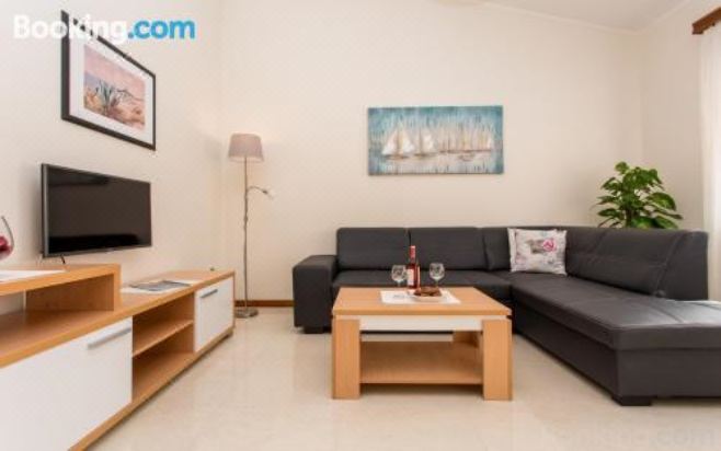 带阳台的两卧室公寓