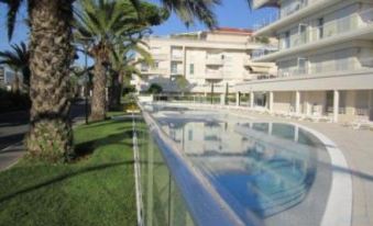Stunning 2 Bed Apt on the Seafront of Cannes in a High Class Secure Building with Swimming Pool 463