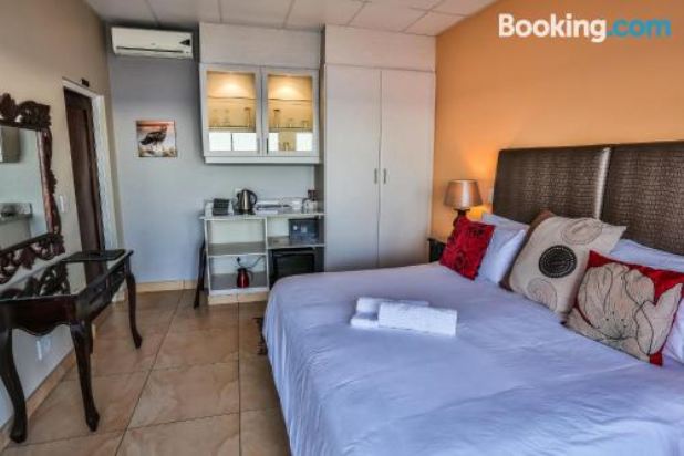 带阳台及海景的特大床房