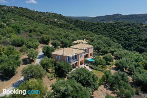 带私人泳池的两卧室房屋