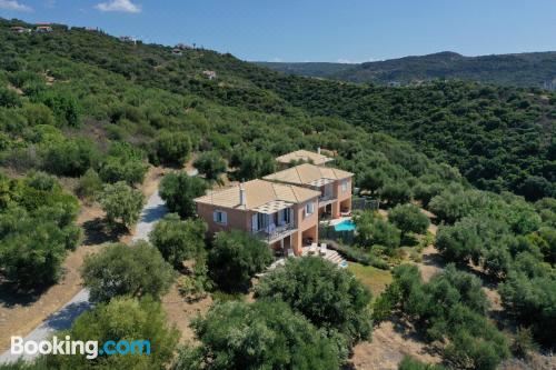 带私人泳池的两卧室房屋