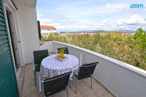 带阳台和海景的两卧室公寓