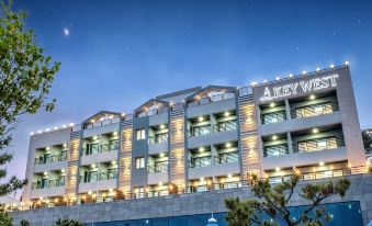 Yeosu Key West Resort (10-Minute Walk from Romantic Pocha)