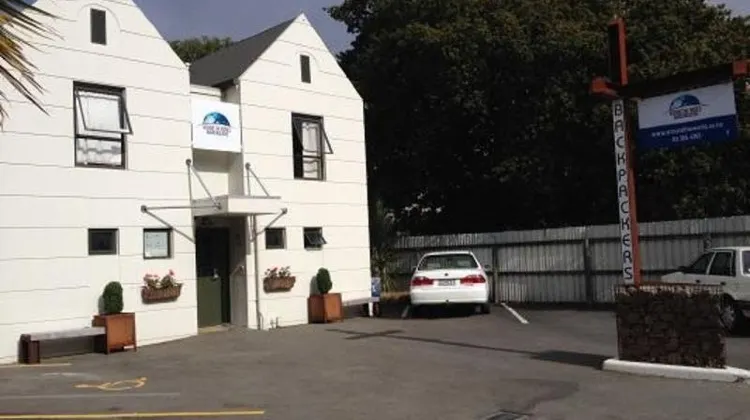 Around the World Backpackers 外観