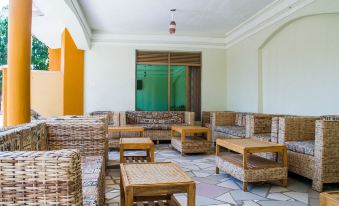 Tropical Suites Hotel - Housity