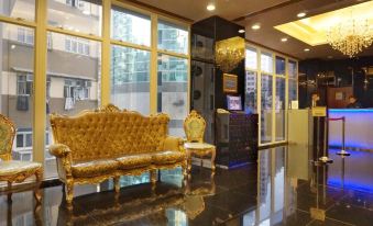 In the middle of the lobby, there are two chairs and large windows, accompanied by an ornate design at Best Western Hotel Causeway Bay