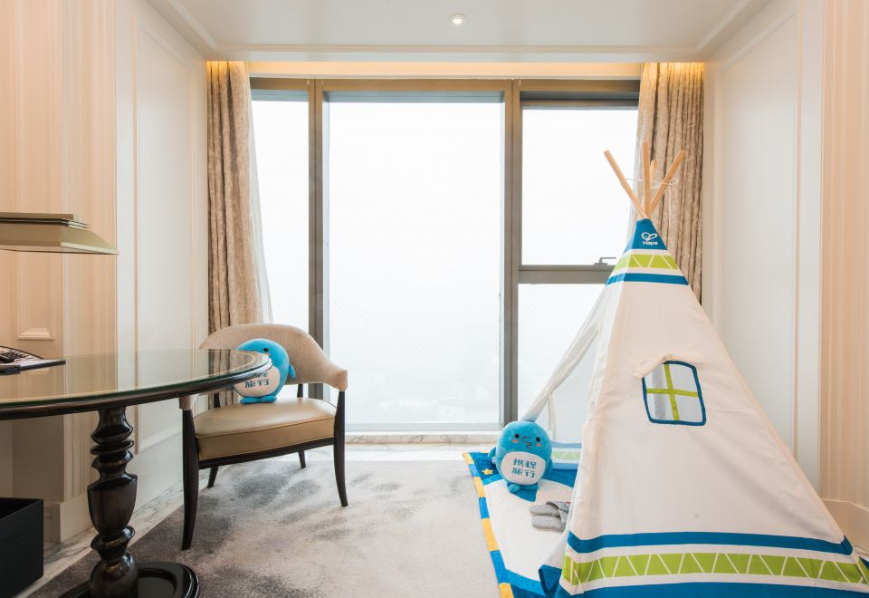 the Langham HaikouPlayful Family Theme Sea-view Room
