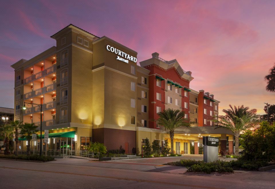 "a large hotel building with a sign that reads "" courtyard by marriott "" prominently displayed on the front" at Courtyard DeLand Historic Downtown