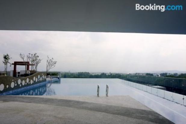 享有游泳池景致的一室公寓