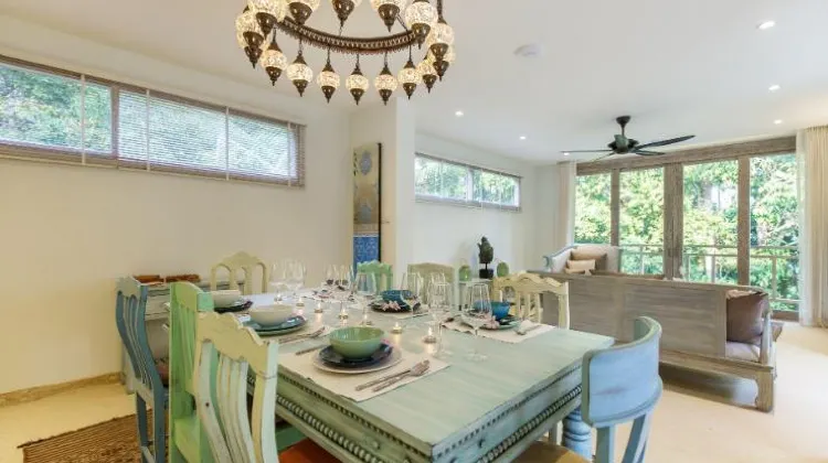 Karma Villa at Aspire Villas 食事・レストラン