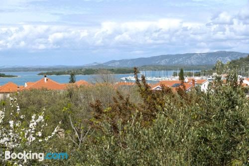 带阳台和海景的两卧室公寓