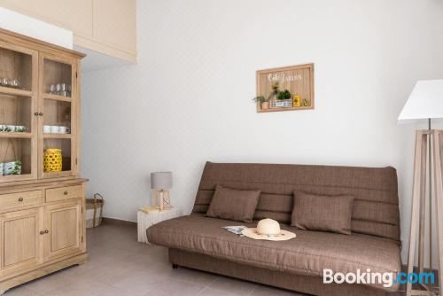 设有阳台的舒适公寓