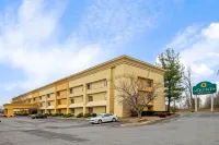 La Quinta Inn & Suites by Wyndham Harrisburg Airport Hershey Hotels in 