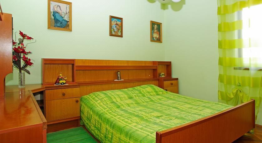 带露台的三卧室公寓