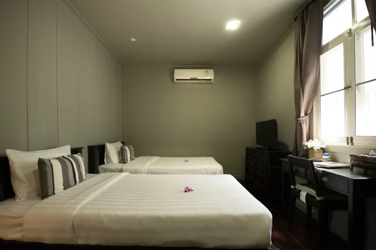 ห้องเตียงใหญ่หรือเตียงแฝดพร้อมห้องน้ำที่ใช้ร่วมกัน