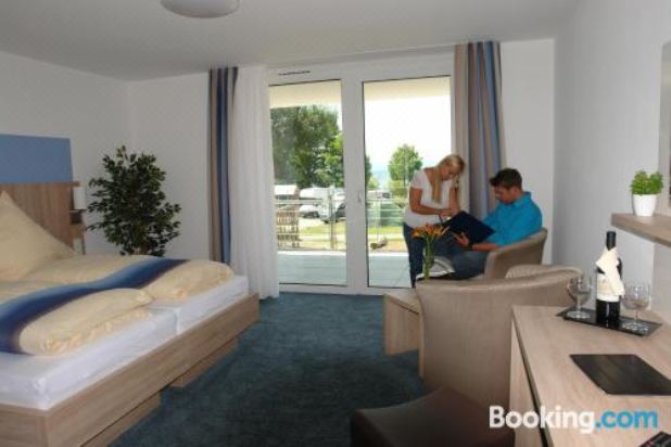 带湖景的双人间