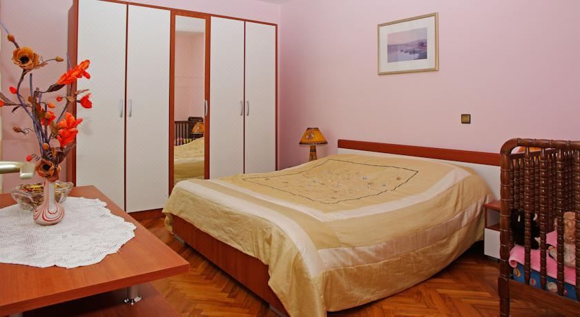 带露台的三卧室公寓