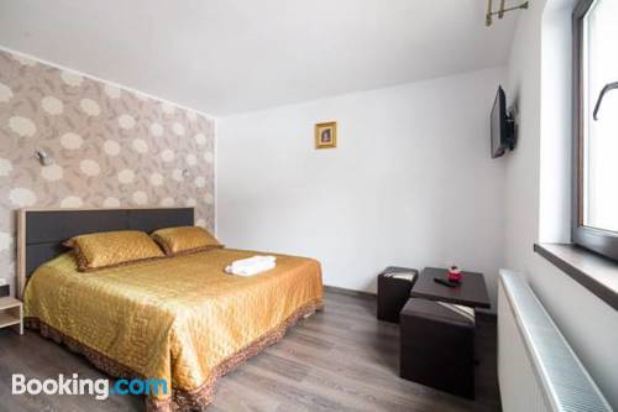 带山景的双人间