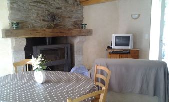 House with 2 Rooms in Le Vast, with and Enclosed Garden - 10 km from t