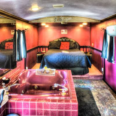 Room, Private Bathroom (La Loose Caboose)