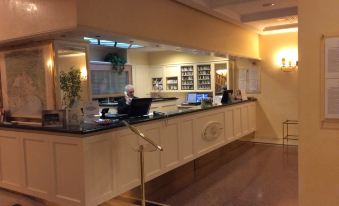 Ambassador Palace Hotel - Housity