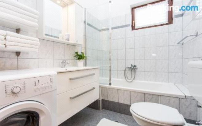 带阳台的两卧室公寓