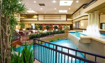 Holiday Inn & Suites Cincinnati-Eastgate (I-275E)