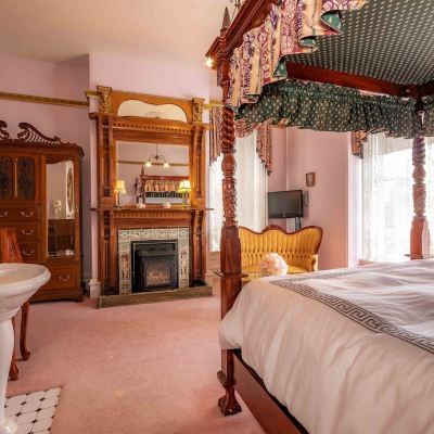Standard Room, 1 Queen Bed (Manor Room)