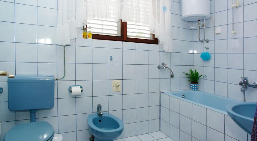 带露台的三卧室公寓