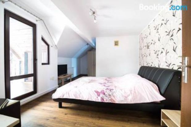 带山景的双人间